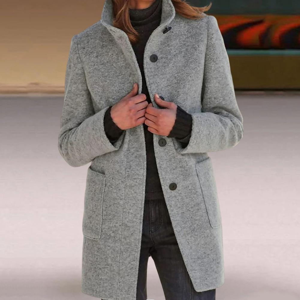 Cappotto donna grigio in lana, elegante e caldo, con bottoni neri e tasche frontali. Ideale per l'inverno, moda femminile autunno-inverno.