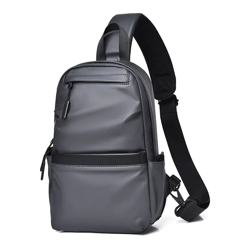 Zaino monospalla impermeabile grigio scuro, design moderno, tasche multiple, ideale per viaggi, lavoro, scuola. Materiale resistente e leggero.