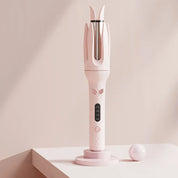 Arricciacapelli automatico rosa su base, display digitale, design moderno. Strumento styling capelli, temperatura regolabile, accessorio bellezza.
