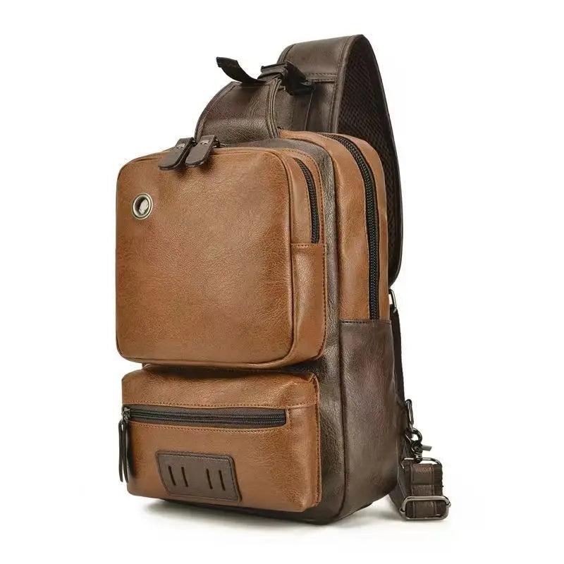Zaino a tracolla in pelle marrone, design moderno con tasche multiple e cerniere, ideale per viaggi e uso quotidiano. Accessorio moda uomo.