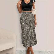 Gonna lunga leopardata, donna in top nero, borsa bianca, moda elegante, abbigliamento casual chic, outfit femminile trendy, stile moderno.