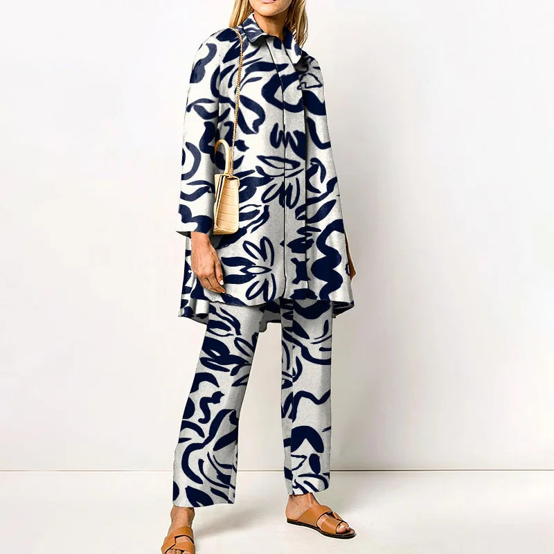 Completo donna elegante con motivo astratto blu e bianco, camicia lunga e pantaloni coordinati. Moda femminile, abbigliamento casual chic.
