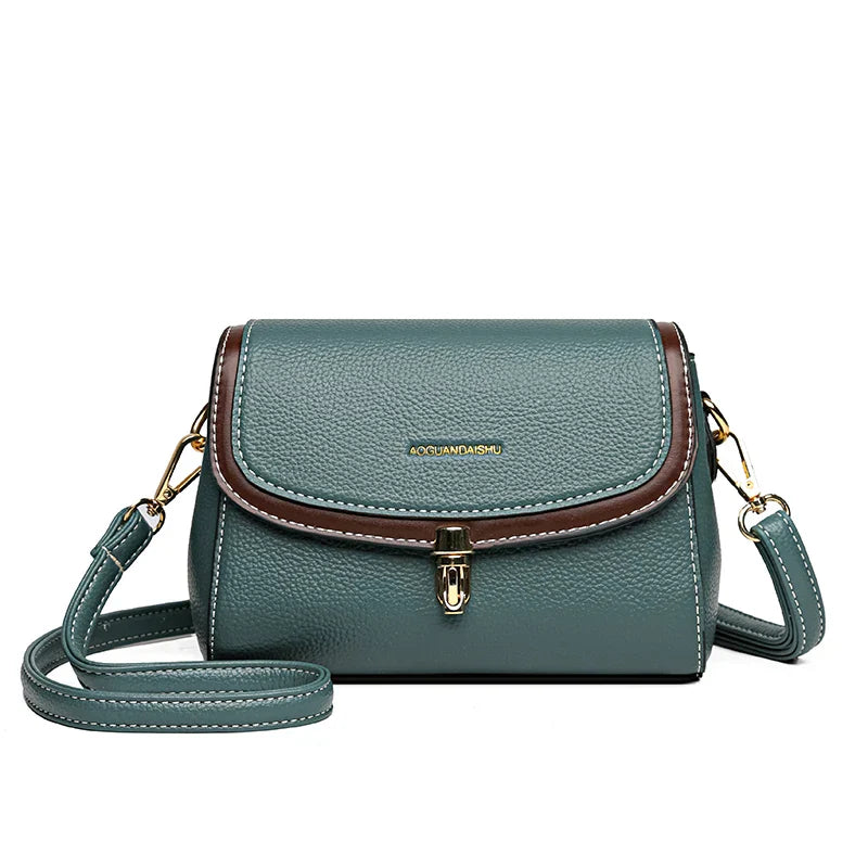 Borsa a tracolla in pelle verde con dettagli marroni, chiusura a scatto dorata, design elegante e compatto, ideale per moda donna e accessori.