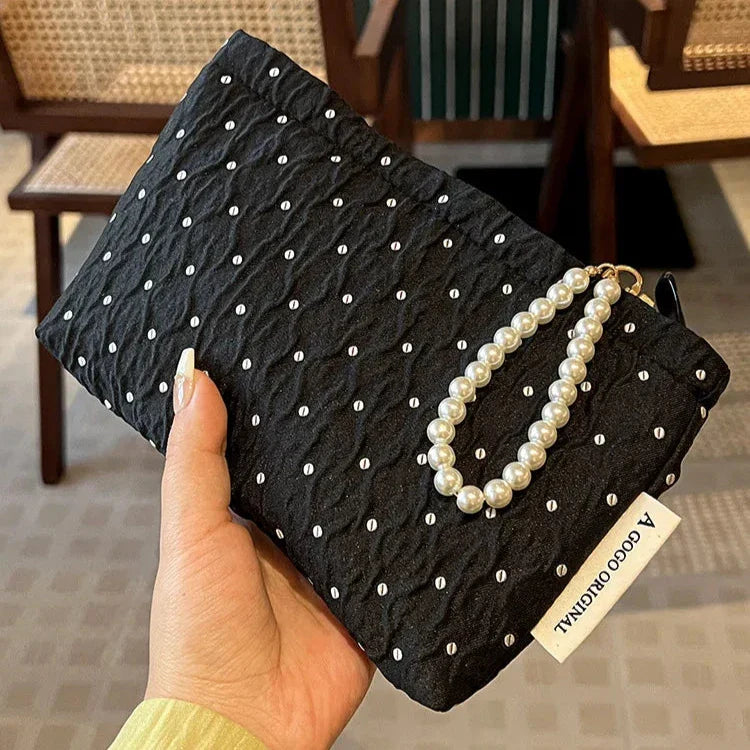 Borsa a mano trapuntata nera con perline, elegante e alla moda, perfetta per eventi serali. Accessorio chic per donne, stile sofisticato.