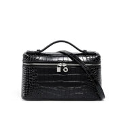 Borsa a tracolla in pelle nera effetto coccodrillo, con zip e manico superiore. Elegante accessorio moda donna.