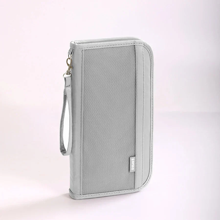 Custodia organizer grigia in tessuto con cerniera e manico, ideale per documenti e accessori da viaggio. Design elegante e funzionale.