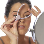 Donna utilizza strumento per epilazione viso, rimozione peli superflui, specchio, cura personale, bellezza, depilazione efficace, accessorio estetico.