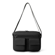 Borsa a tracolla nera in pelle con doppie tasche frontali, design elegante e moderno, ideale per uomo e donna. Accessorio moda versatile.
