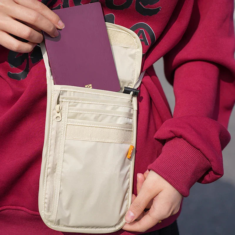 Persona con felpa rossa inserisce un passaporto in una borsa da viaggio beige con cerniera. Accessorio pratico per documenti, ideale per viaggi sicuri.