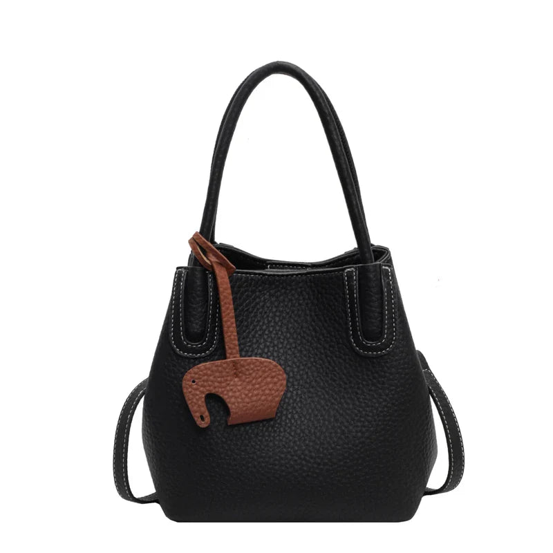 Borsa a mano in pelle nera con ciondolo elefante marrone, design elegante, manici doppi, ideale per moda donna, accessorio di tendenza.