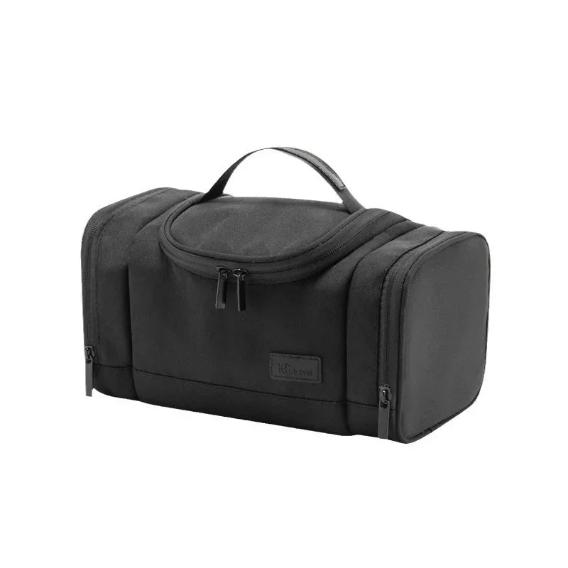 Borsa da toilette nera in tessuto impermeabile, con manico superiore e doppia cerniera, ideale per viaggi e organizzazione accessori bagno.