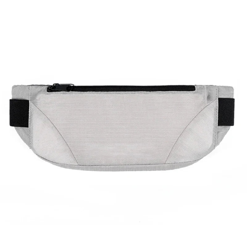 Marsupio sportivo grigio chiaro con cerniera nera, design compatto e resistente, ideale per corsa e attività all'aperto. Tasche multiple, regolabile.