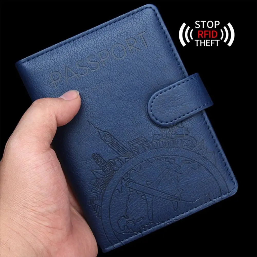 Custodia passaporto in pelle blu con blocco RFID, design inciso con monumenti, protezione antifurto dati, ideale per viaggi sicuri.