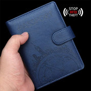 Custodia passaporto in pelle blu con blocco RFID, design inciso con monumenti, protezione antifurto dati, ideale per viaggi sicuri.
