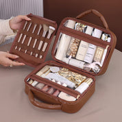 Borsa trucco marrone aperta con pennelli e cosmetici organizzati. Ideale per viaggi, beauty case spazioso e pratico. Accessori make-up inclusi.