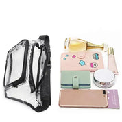 Marsupio trasparente in PVC con oggetti: profumo, portafoglio, smartphone, rossetto, cipria. Ideale per moda, praticità e sicurezza eventi.