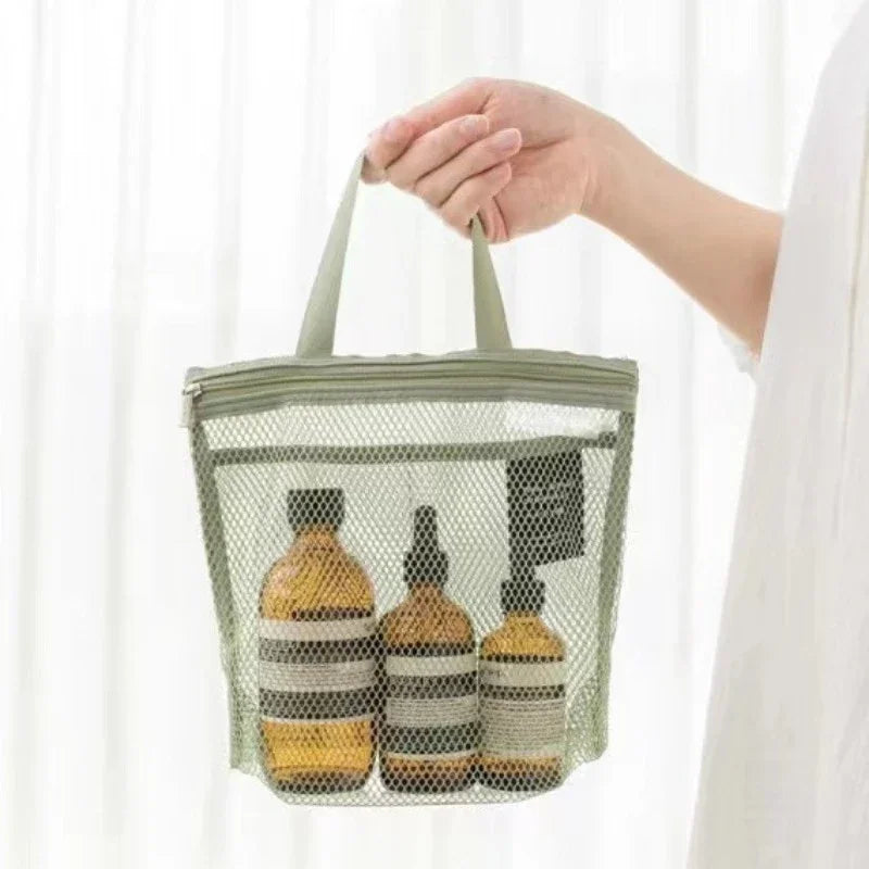 Borsa da viaggio trasparente con manico, contenente flaconi di cosmetici. Ideale per organizzare prodotti da bagno. Design pratico e portatile.