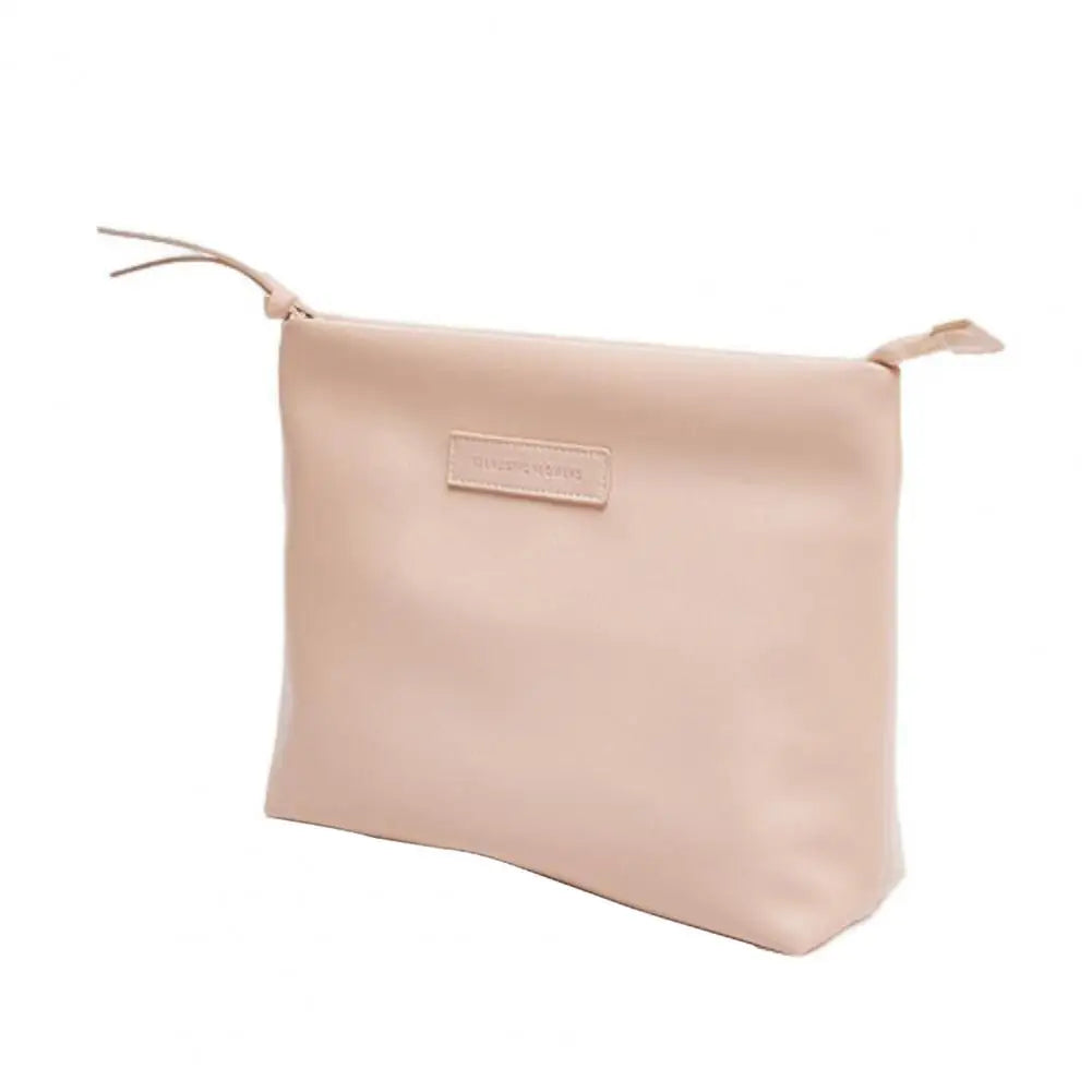 Borsa cosmetica beige in pelle sintetica, design minimalista, chiusura con cerniera, ideale per viaggio e organizzazione trucco.