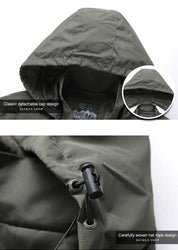 Giacca impermeabile verde con cappuccio staccabile, design classico, cordino regolabile. Ideale per outdoor, trekking, escursionismo.