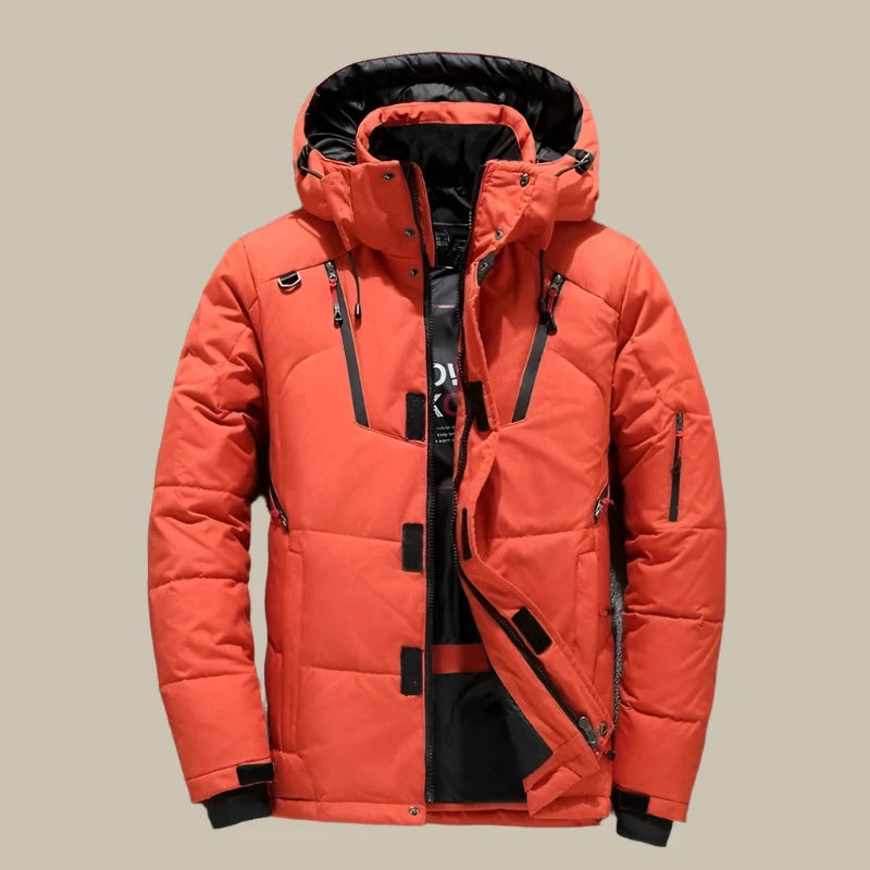 Giacca invernale arancione da uomo con cappuccio, imbottitura calda, chiusura a zip, tasche multiple, ideale per sport invernali e attività all'aperto.