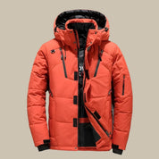 Giacca invernale arancione da uomo con cappuccio, imbottitura calda, chiusura a zip, tasche multiple, ideale per sport invernali e attività all'aperto.
