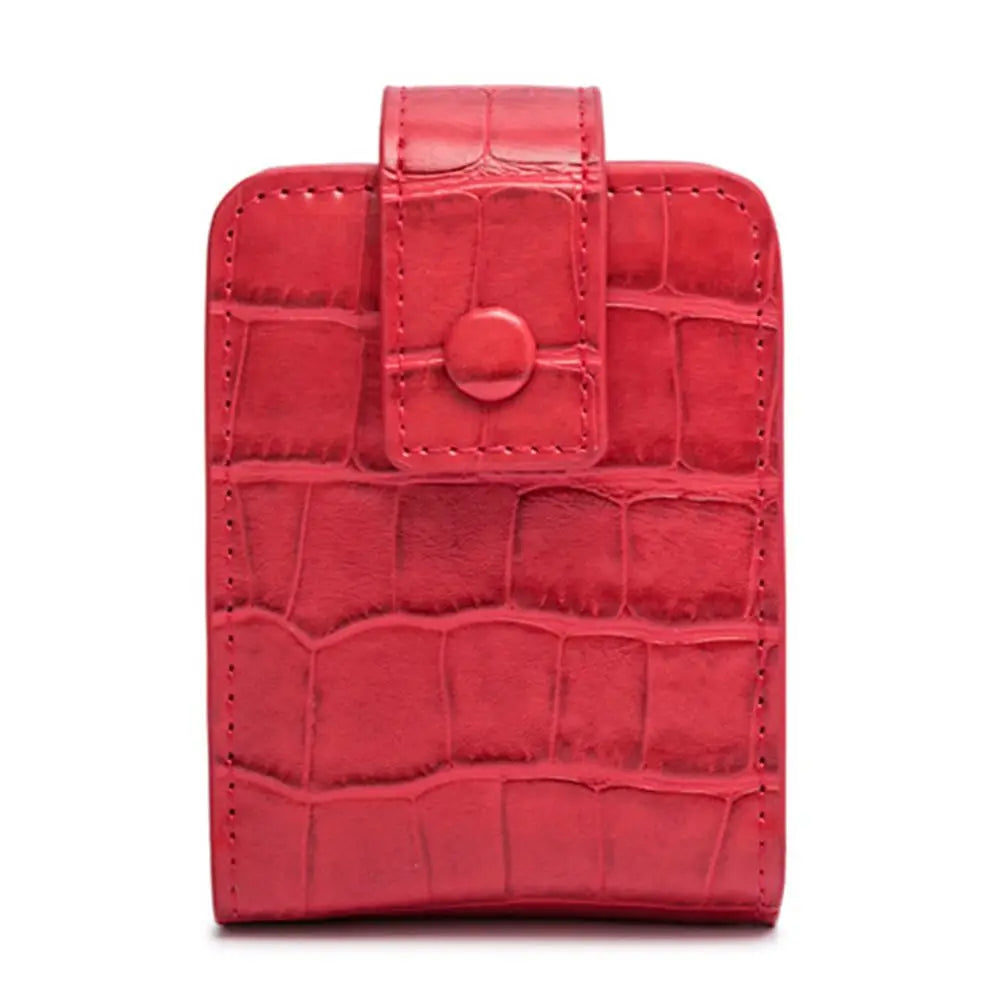 Portafoglio rosso in pelle con stampa coccodrillo, chiusura a bottone. Design elegante e compatto, ideale per moda e accessori di lusso.