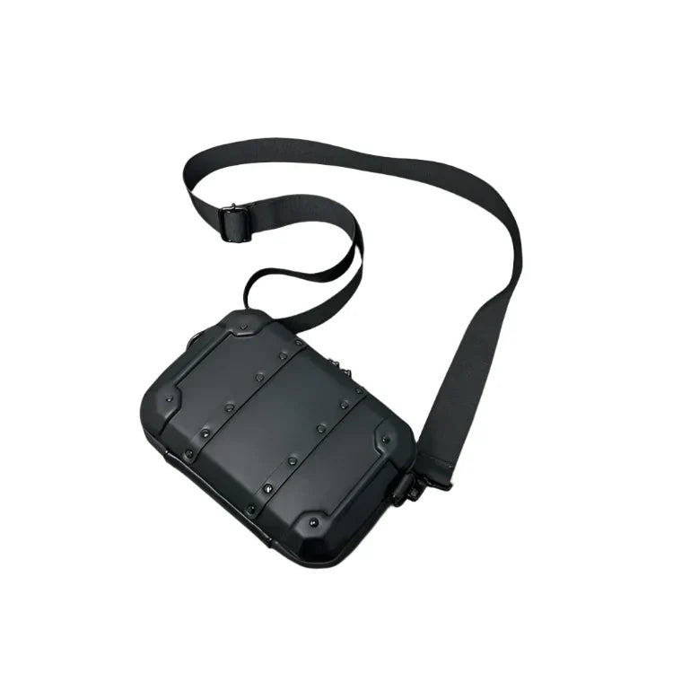 Borsa a tracolla nera in stile industriale, design robusto con dettagli metallici, ideale per moda urbana e accessori unisex.