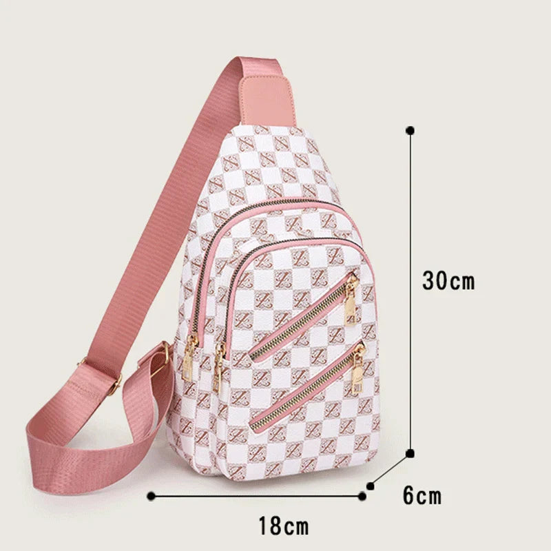 Zaino monospalla donna in pelle bianca e rosa, motivo a scacchi, con cerniere dorate. Dimensioni: 30x18x6 cm. Elegante e pratico per ogni occasione.