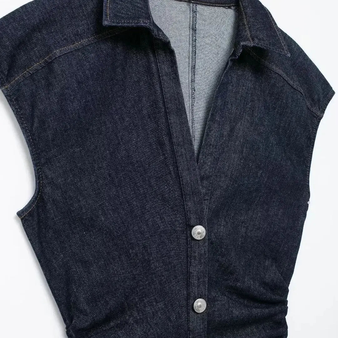 Gilet in denim blu scuro con bottoni argentati, senza maniche, stile casual. Tessuto resistente, ideale per look moderni e versatili.