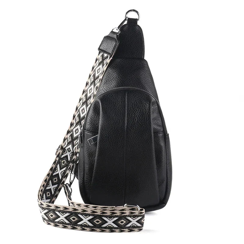 Zaino monospalla in pelle nera con tracolla regolabile a motivo geometrico bianco e nero, ideale per moda urbana e viaggi.