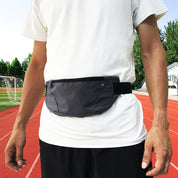 Marsupio sportivo grigio indossato da uomo su pista da corsa, ideale per jogging e attività all'aperto. Accessorio pratico e funzionale.