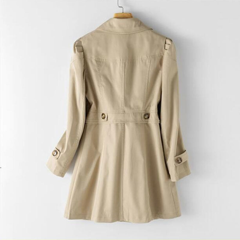 Cappotto trench beige da donna, lungo, con cintura e bottoni, stile classico, ideale per autunno e primavera. Elegante e versatile.
