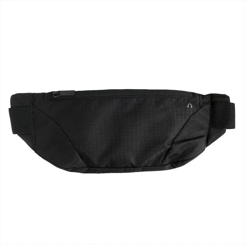Marsupio nero unisex in tessuto resistente, con cerniera frontale e cintura regolabile. Accessorio moda pratico per viaggi e attività all'aperto.