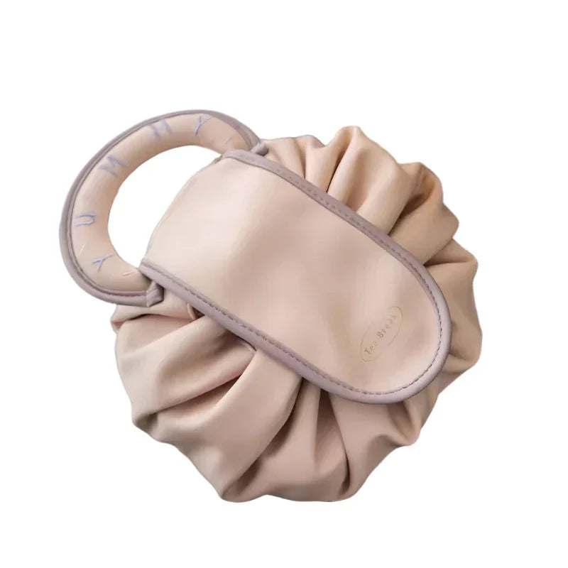 Borsa a mano rotonda in pelle beige, design elegante e moderno, con manico imbottito. Accessorio moda donna, perfetto per ogni occasione.