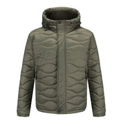 Giacca invernale verde oliva con cappuccio, imbottita, chiusura a zip, design trapuntato, ideale per uomo, moda outdoor, abbigliamento caldo.