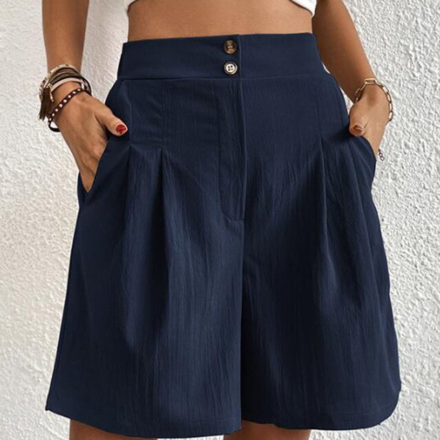 Shorts donna blu scuro a vita alta con tasche, bottoni decorativi, tessuto leggero e pieghe eleganti. Ideali per moda estiva casual.