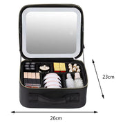 Beauty case nero con specchio LED, dimensioni 26x23 cm, contenente trucchi e accessori. Ideale per organizzare cosmetici in viaggio.