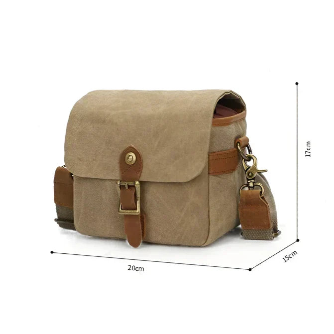 Borsa a tracolla in tela beige, dimensioni 20x17x5 cm, con chiusura a fibbia e tracolla regolabile. Design vintage, ideale per uomo e donna.