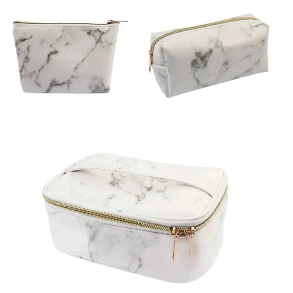 Set di tre beauty case in ecopelle effetto marmo bianco con cerniera dorata. Ideali per cosmetici, accessori viaggio, organizer trucco.