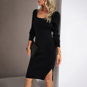 Abito nero a coste con maniche lunghe e spacco laterale, indossato da una donna bionda. Elegante e moderno, perfetto per occasioni formali.