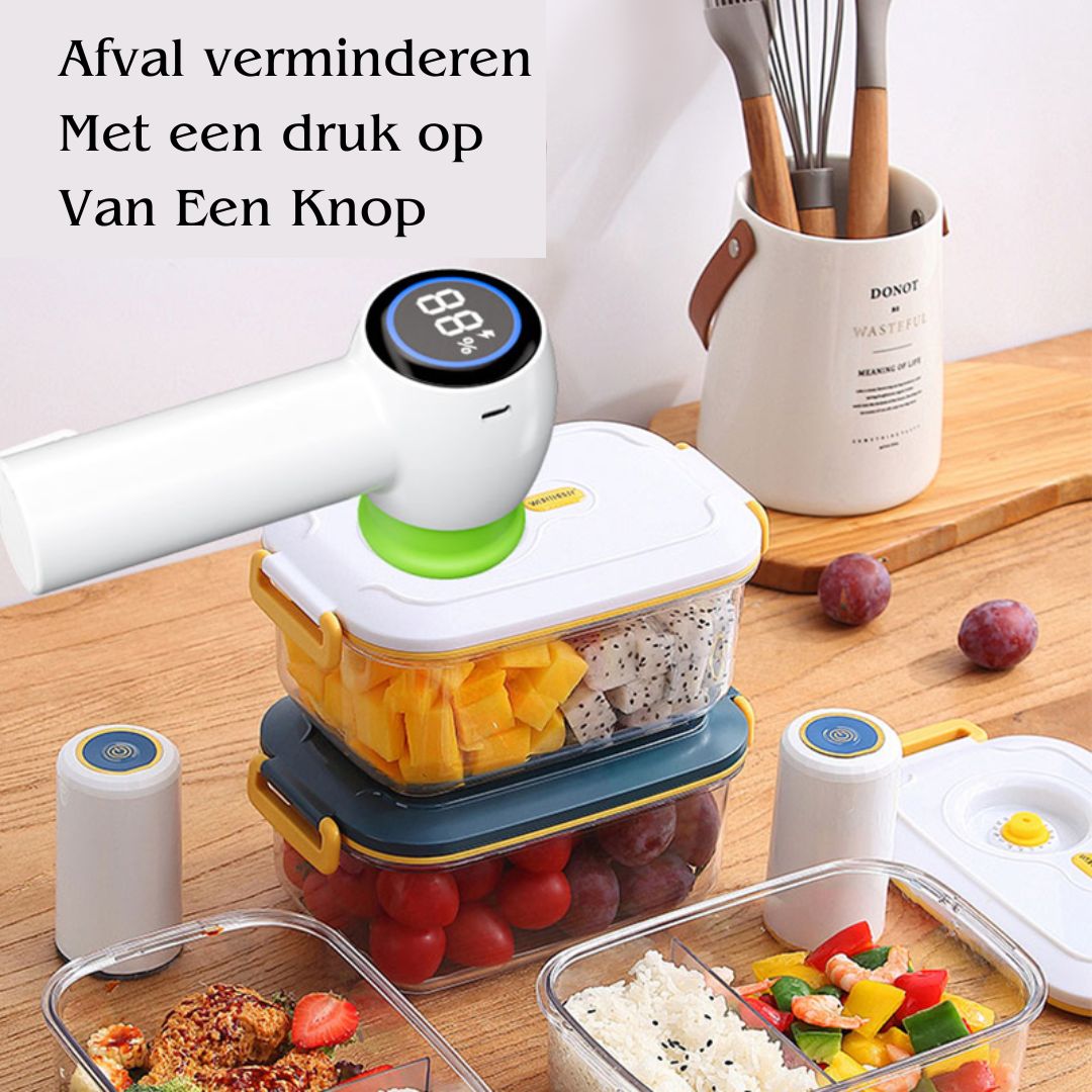 Macchina sigillatrice sottovuoto bianca su contenitori alimentari trasparenti con frutta, utensili da cucina sullo sfondo. Risparmio alimentare, conservazione.