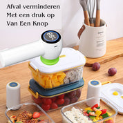 Macchina sigillatrice sottovuoto bianca su contenitori alimentari trasparenti con frutta, utensili da cucina sullo sfondo. Risparmio alimentare, conservazione.