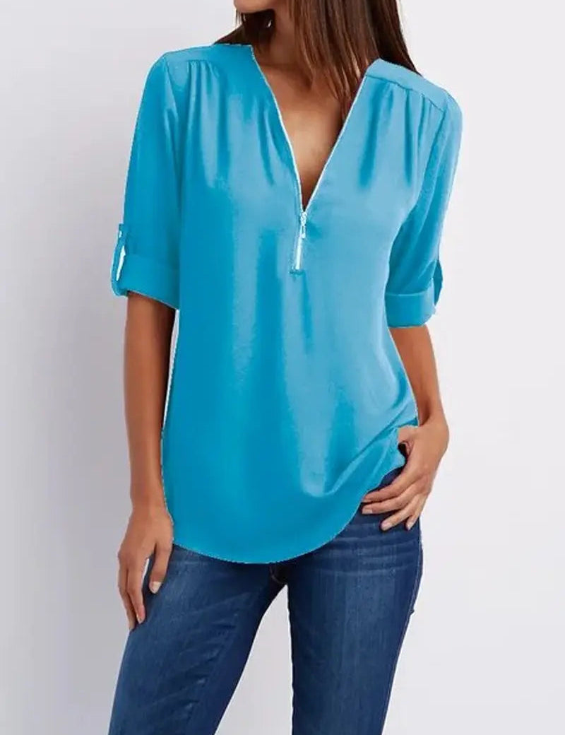 4 arrotolate, abbinata a jeans. Moda casual elegante, abbigliamento femminile trendy.
