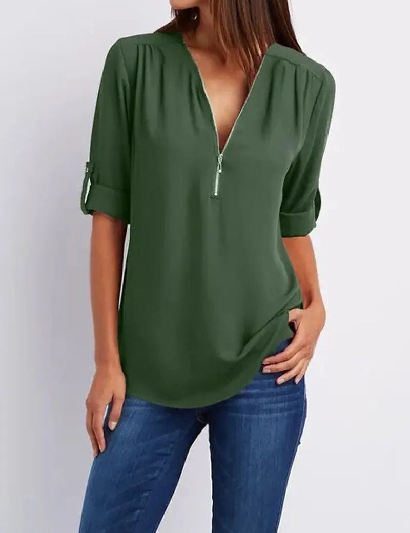4 arrotolate, scollo a V, abbinata a jeans. Moda casual elegante, abbigliamento femminile trendy.