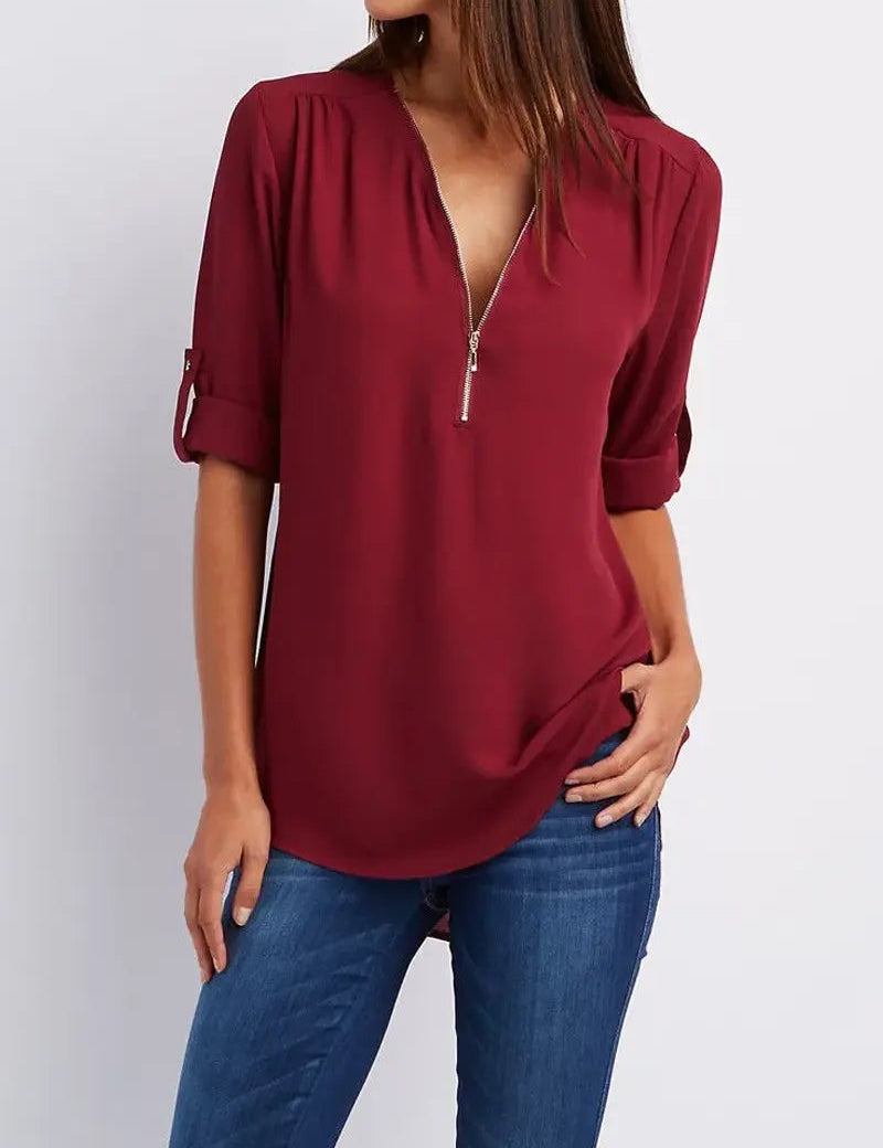 4 arrotolate, indossata con jeans blu. Elegante e casual, perfetta per moda femminile autunnale.