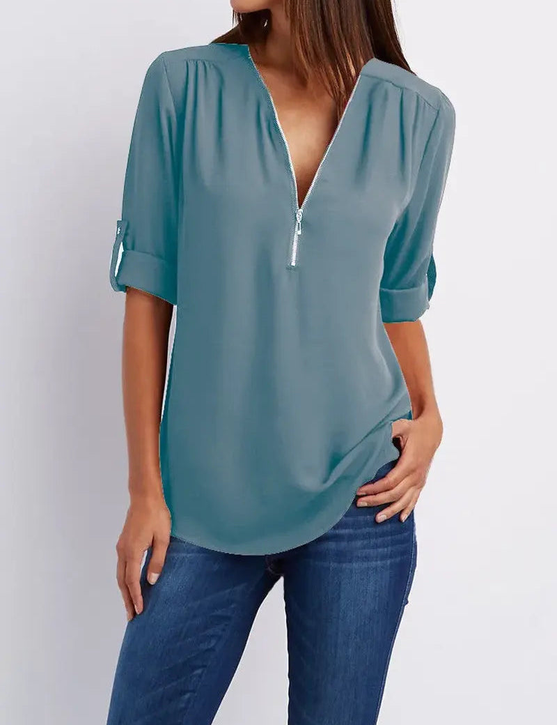 4 arrotolate, abbinata a jeans. Moda casual elegante, tessuto leggero, stile versatile.