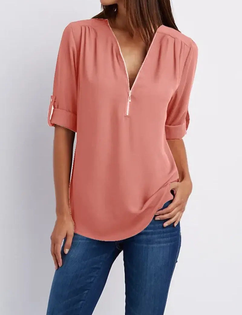 4 arrotolate, scollo a V, abbinata a jeans. Elegante e casual, perfetta per moda femminile quotidiana.