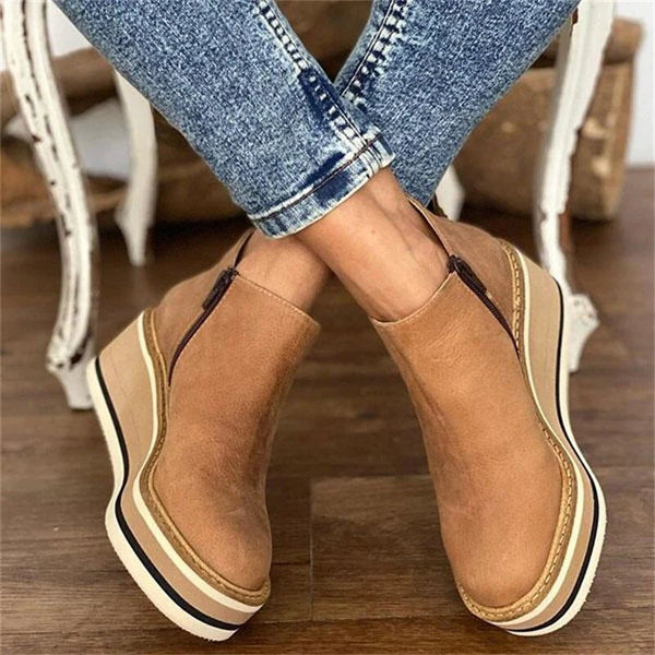 Stivaletti con zeppa e plateau da donna: eleganti e comodi 0
