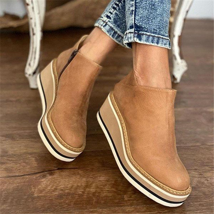 Stivaletti con zeppa e plateau da donna: eleganti e comodi 1