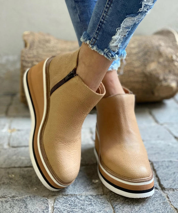 Stivaletti con zeppa e plateau da donna: eleganti e comodi 5